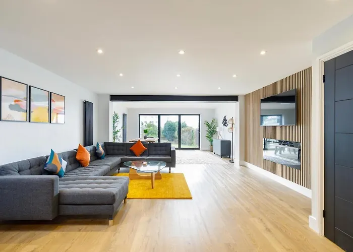 Free Parking Stylish & Modern 4-Bedroom Home With Sea Views