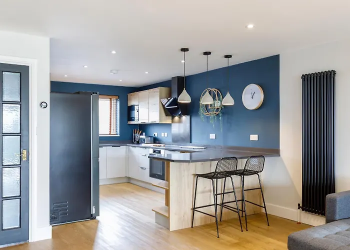 Free Parking Stylish & Modern 4-Bedroom Home With Sea Views