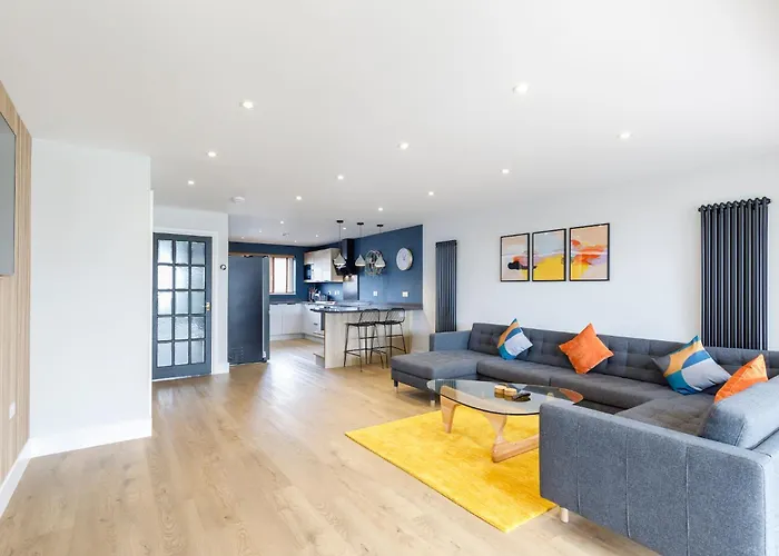 Free Parking Stylish & Modern 4-Bedroom Home With Sea Views