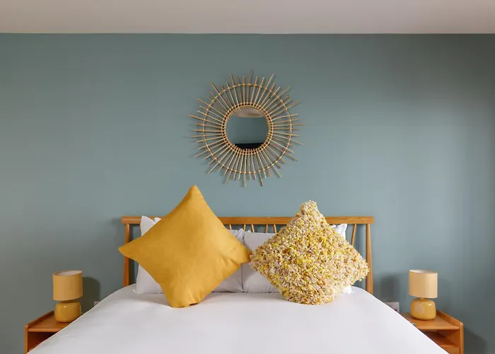 Free Parking Stylish & Modern 4-Bedroom Home With Sea Views